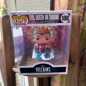 Funko Pop! Evil Queen on the Throne Deluxe